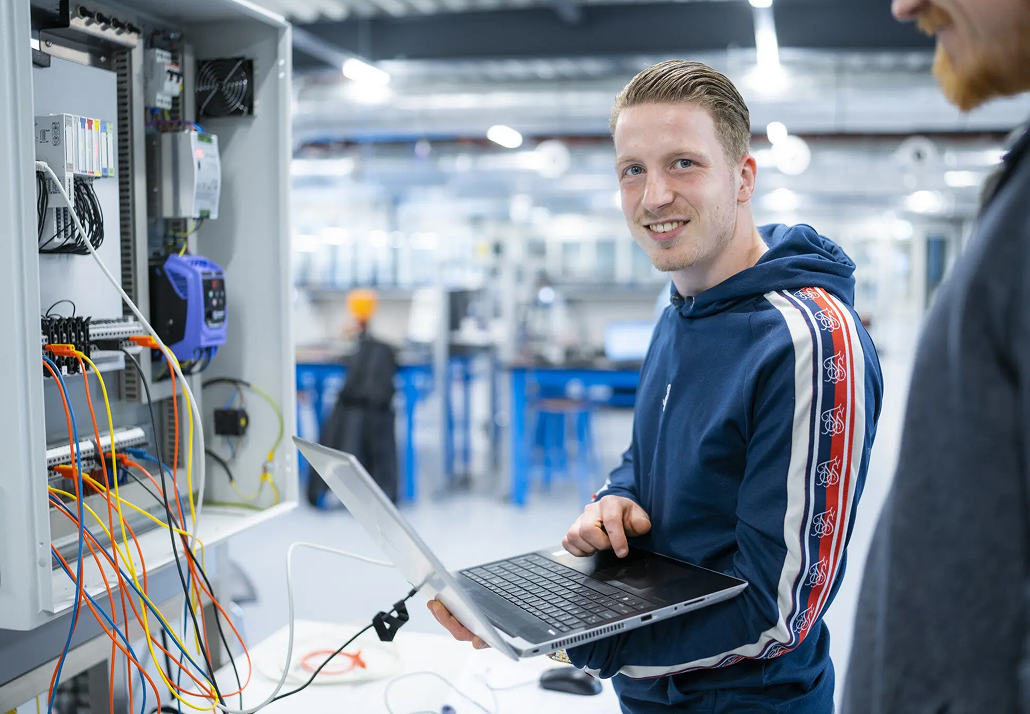 Ontwikkelaar werkt aan webdevelopment en technische SEO-optimalisatie met laptop en serverinfrastructuur