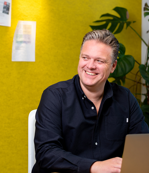 Online marketing strateeg in overleg met laptop op kantoor met focus op datagedreven campagnes