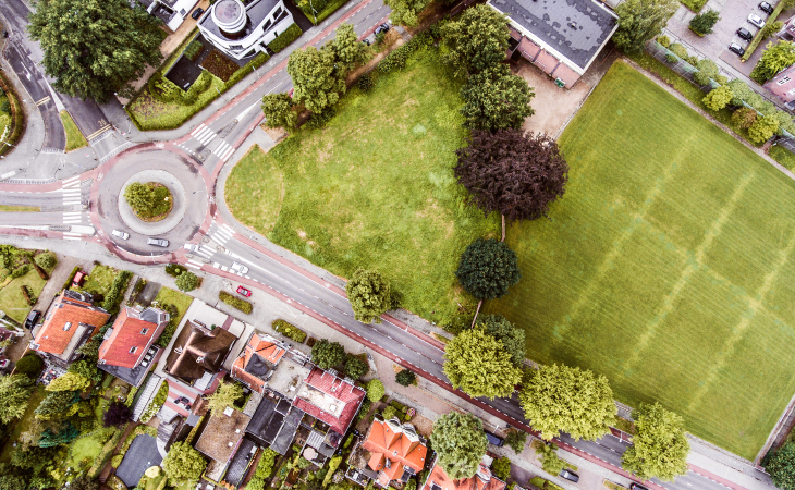 Luchtfoto van groene wijk met rotonde, ideaal voor lokale SEO en regionale online marketingcampagnes